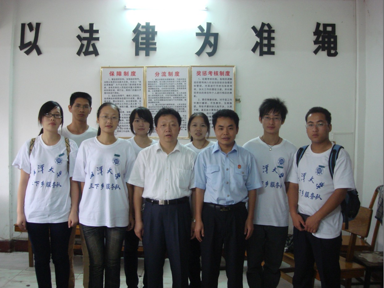 零陵区法院研究室主任与访谈学子合影留念
